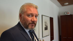 Biträdande stadsdirektör Jarkko Virtanen förstår företagarnas frustration men säger att staden inte kan sänka hyrorna. Åbo stads biträdande stadsdirektör Jarkko Virtanen hösten 2015