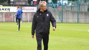 Markku Kanerva träffar landslagsspelarna nästa vecka i samband med träningslandskampen mot Estland. Chefstränaren Markku Kanerva på Finlands träningar inför VM-kvalmatcherna mot Island och Kosovo.