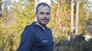 Martin Norrgård. Martin Norrgård tittar in i kameran iklädd mörkblå sportjacka där det står SWE.