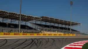 Det blir tomma läktare i Bahrains F1-deltävling. Tomma läktare i Bahrains F1-bana.