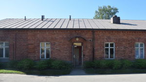Utställningen finns i H-huset på Ekåsen. Här har museet tidigare haft ett lager. Gammal byggnad i rött tegel.
