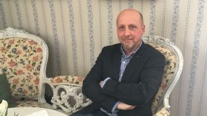Dagens människor uppskattar god service och en fungerande vardag, säger Tomas Hanell som själv bor i Karis. Tomas Hanell, forskare vid Aaltouniversitetet