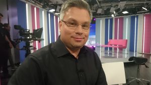 Kirjailija Tommi Kinnunen Puoli seitsemän -ohjelmassa