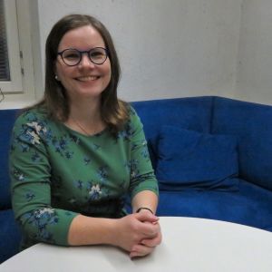 Elina Virtanen har skrivit en doktorsavhandling om Ruth Munck, ”Schwester, lotta ja maanpetturi. Ruth Munckin (1886-1976) muistot ja tulkinnat elämänsä kulusta”. Forskaren och historikern Elina Virtanen.
