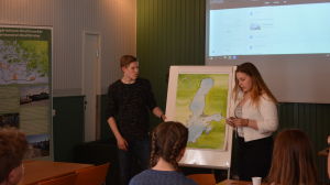 Aatu Dahl och Viivi Röntynen presenterade sitt slutarbete på fredagen. Två elever håller föreläsning framför en publik.