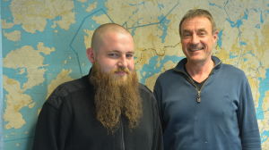 T.v. Sam Kiuru, produktionsförman för morgonutdelningen i Raseborg och Hangö, t.h. Börje Ahlfors, produktionsförman för dagsutdelningen i Ekenäs och Hangö. T.v. Sam Kiuru, produktionsförman för morgonutdelningen i Raseborg och Hangö, t.h. Börje Ahlfors, produktionsförman för dagsutdelningen i Ekenäs och Hangö