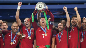 Ronaldo har åldrats som ett årgångsvin. I fjol lyfte han EM-pokalen. Cristiano Ronaldo lyfter EM-bucklan, juli 2016.