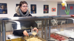 Arja Heinola läste om försäljningen på Facebook Arja Heinola tar skolmat i Källhagens skola