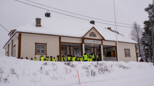 Sannäselever väntar utanför Hagaborg. Det kan bli aktuellt med ett helt nytt skolhus i östra Borgå. Elever utanför Hagaborg.