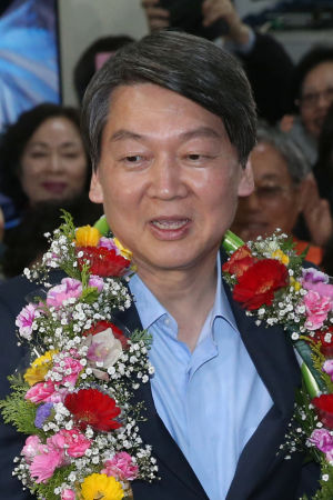 Folkpartiets ledare Ahn Chul-soo betraktas som en möjlig presidentkandidat i valet nästa år. Folkpartiets ledare Ahn Chul-soo betraktas som en möjlig presidentkandidat i valet nästa år.