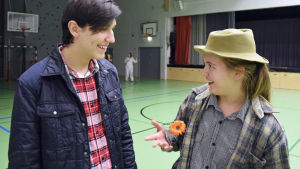 Florent Mlinaku spelar plåtmannen och Vera Kopra spelar fågelskrämman i Trollkarlen från Oz. Båda går i Mattliden, men många av ungdomarna i Madrak går i andra Esboskolor. Dramaklubb i Mattliden januari 2016, trollkarlen från oz, plåtmannen och fågelskrämman