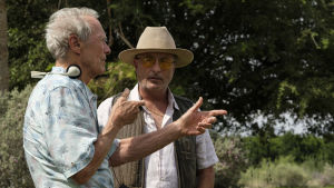 Såhär ser det bäst ut när man skjuter. Clint Eastwood regisserar Andy Garcia i The Mule. Clint Eastwood regisserar Andy Garcia under inspelningen av The Mule.