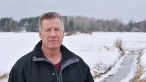 Ralf Koho är initiativtagare till muddringen av Hardombäcken. Ralf Koho vid muddrade Hardombäcken i Haddom 08.03.2019