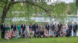 Kören Spira Ensemble på gruppbild i Tammerfors juni 2015. Dirigent Kari Turunen i mitten med röd slips.