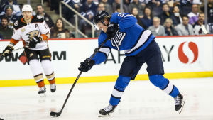 Patrik Laine noterades för ett skott på mål. Patrik Laine skjuter pucken.