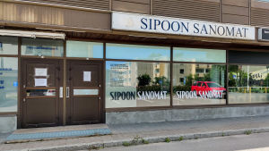 Sipoon Sanomat har sin redaktion på Stora Byvägen i Nickby. En tidningsredaktion på utsidan.