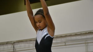 Tävlingsnerverna håller hela vägen till slut och efteråt kan man vara stolt över sin egen prestation. Gymnast från Närpes Gymnastikklubb under tävlingar i Vasa.