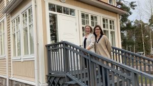 Emelie Hindsberg-Lipponen och Maj Estlander kommer i vår att satsa på att synas mer direkt för målgruppen, och bland annat besöka skolor och berätta om sin verksamhet. Emelie Hindsberg-Lipponen och Maj Estlander står utomhus på trapporna till Villa Solhaga i Grankulla. Vinden blåser i deras hår då de står på den gråa trappan till det gula huset, de ser in i kameran och ler.