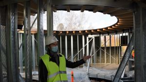 Mitt i huset finns en öppning där det ska växa ett äppelträd, lämpligt nog i äppelstaden Lojo. Arkitekten Matti Kuittinen förevisar. Arkitekten Matti Kuittinen förevisar det cirkelformade huset Pyörre på mässområdet i Lojo.