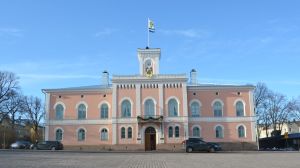 Lovisa stad försöker effektivera sin organisation på alla nivåer. Rådhuset i Lovisa.