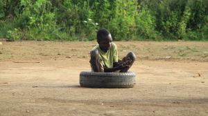 Barnen lider ofta mest av de vuxnas problem. Francis systerson leker på hemgården. lekande barn i norra uganda