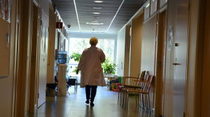 Det är svårt att hitta inhoppare som har tillräcklig erfarenhet för att klara det utmanande jobbet på akutmottagningen. läkare går i korridor.