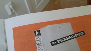A+ näyttää mainoksessa hyvältä. Kylmälaitteen energianluokka mainoksessa on A+ (alin sallittu luokka).