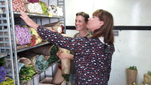 Anna Berg är Camilla Nymans förman. Anna Berg och Camilla Nyman i blomsteraffären Amalia i Oravais.