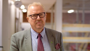 Stadsdirektör Ragnar Lundqvist säger att det är svårt för staden att ta itu med otryggheten i Pojo kyrkby. Arkivbild. Stadsdirektör Ragnar Lundqvist