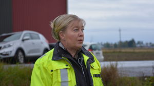 Anne-Mari Aurola, Nordkalk. Anne-Mari Aurola står och tittar ut mot en åker.