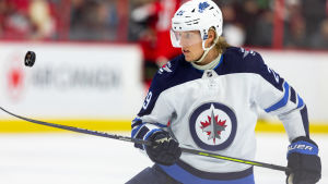 Patrik Laine får möta Matthew Tkachuk när säsongen återupptas. Patrik Laine jonglerar med pucken.