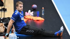 Richard Sundbergs spelform är ett frågetecken. Handbollslandslagets Richard Sundberg följer med träningarna vid sidan av planen p.g.a. sin vristskada.