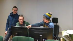 Jukka Rajala- Granstubb, Kyösti Linna och Christoffer Maid har gjort dokumentären. Jukka Rajala- Granstubb, Kyösti Linna och Christoffer Maid jobbar med Superhurri filmen om Fredrik Smulter.