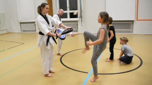 Josefin Volanen övar sparkar med Jessica Stenvall. Taekwondoövning i Lovisa.