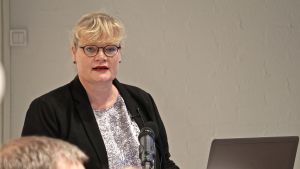 Katrin Sjögren Katrin Sjögren står och pratar vid en dator