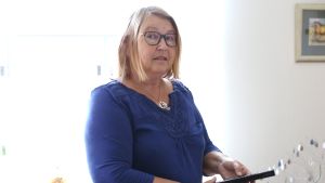 Denise Björn-Lindell säger att hon såklart går med på att köa en viss tid, men att det här inte är rimligt. Arkivbild. Densie Björn-Lindell