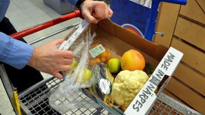 låda med billiga frukter och grönsaker.