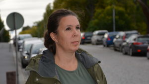 Ann-Christine Stenkull-Aura är besviken på Vasa stad. Familjen har vänt sig till Regionförvaltningsverket för att få beslut i fråga om dotterns skolgång omprövade. Kvinna ute i gatubild.