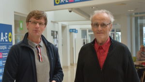 Boris Lindgård har följt med sin pappa Kurt Lindgård på neurologisk efterkontroll vid VCS. Kurt har repat sig strålande från sin stroke. Två män står tillsammans i sjukhuskorridor.