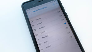 Appar vill ofta ha omfattande behörigheter, men i inställningarna kan du till exempel hindra en enskild app från att komma åt din gps-position. Inställningar i mobiltelefonen.