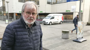 Petri Kurikka tycker det är ett under att västmetron blivit färdig. Porträtt på Petri Kurikka i Hagalund