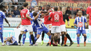 HIFK och HJK tränar väldigt olika. HIFK:s och HJK:s spelare strider.