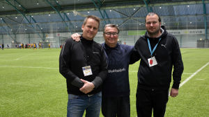 Turneringens beskyddare Pertti "Pekka" Utriainen mellan arrangörerna Samuel Broman och Hannu Kotimäki. Turneringens beskyddare Pertti "Pekka" Utriainen står mellan arrangörerna Samuel Broman och Hannu Kotimäki.