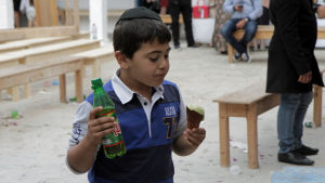 Judisk pojke i synagogan. Judisk pojke vid El Ghribasynagogan på Djerba vid Lag Baomer 2018.