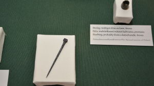 En stylus av järn. Med den kunde man skriva på vaxtavlor. Stylus användes för att skriva på vaxtavla. Gjord av järn.