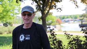 Evert Nilsson berättar att efter Palmemordet började radio i Sverige sända nyheter varje timme, vilket man enligt Nilsson inte hade gjort innan mordet. Evert Nilsson står i skuggan utomhus.