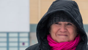 Idrottsinstruktör Päivi Häkkinen är ordentligt påpälsad för att kunna vara ute hela dagen. Idrottsinstruktör Päivi Häkkinen