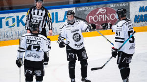 TPS-spelarna Ville Lajunen, Lauri Pajuniemi och Markus Nurmi firar ett mål. TPS-spelarna Lauri Pajuniemi, Ville Lajunen och Markus Nurmi firar ett mål.