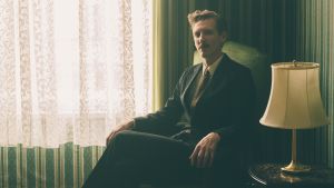 Tom of Finland. Karukoski regisserade Pekka Starng i rollen som Touko Laaksonen. Touko Laaksonen (Pekka Strang) sitter i en fåtölj och ser rakt in i kameran.