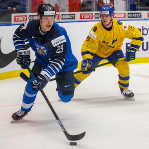 Ville Petman håller tungan rätt i mun. Ville Petman jagas av Victor Söderstöm.